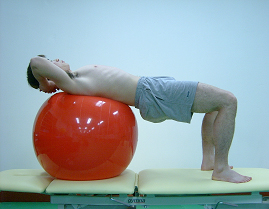 공을 이용한 복근 강화 운동 1