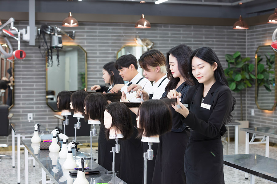 가발을 다듬고 있는 학생들 모습